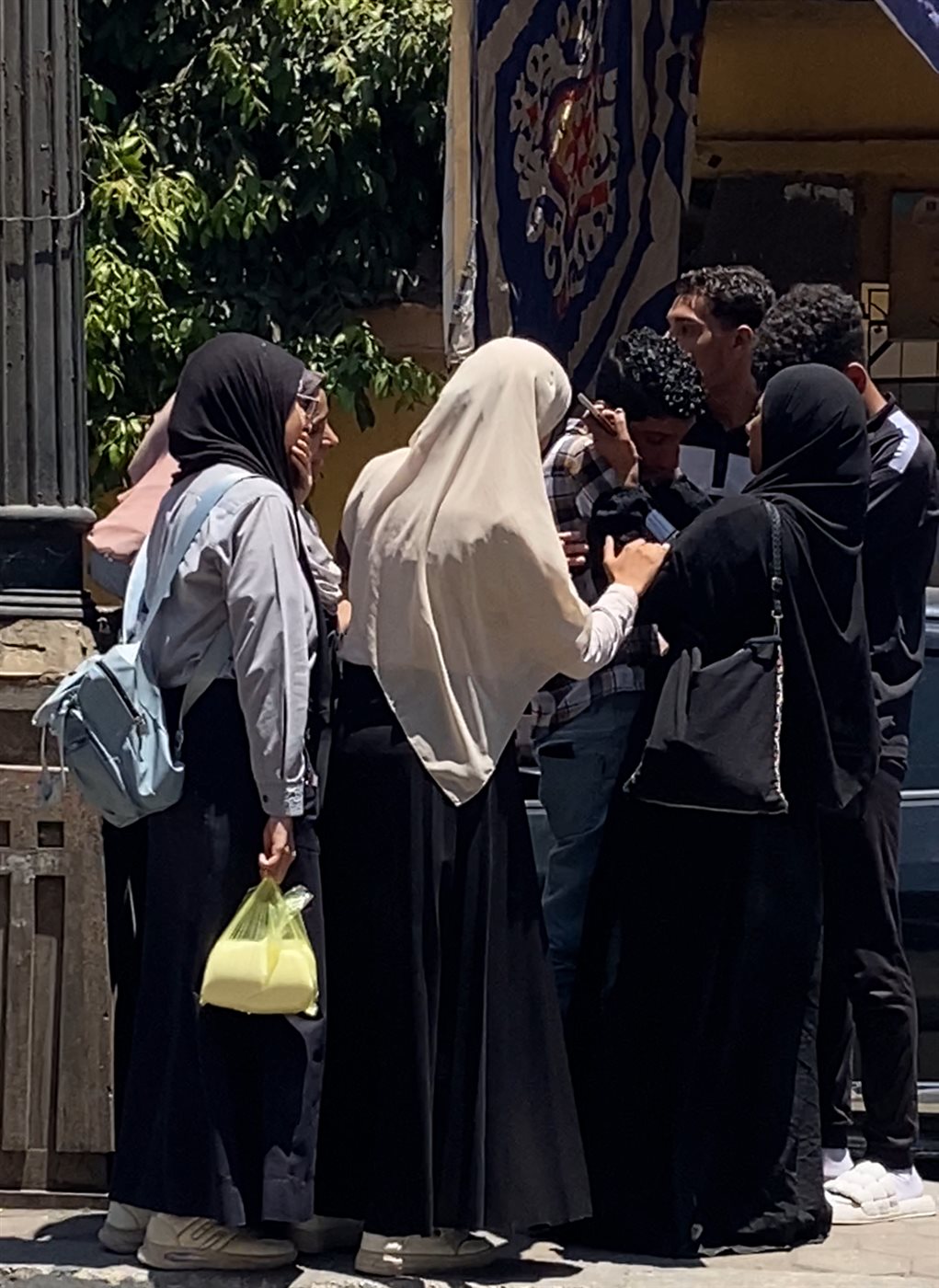 طالب ثانوي يرتمى في حضن والدتة عقب خروجة من الامتحان 