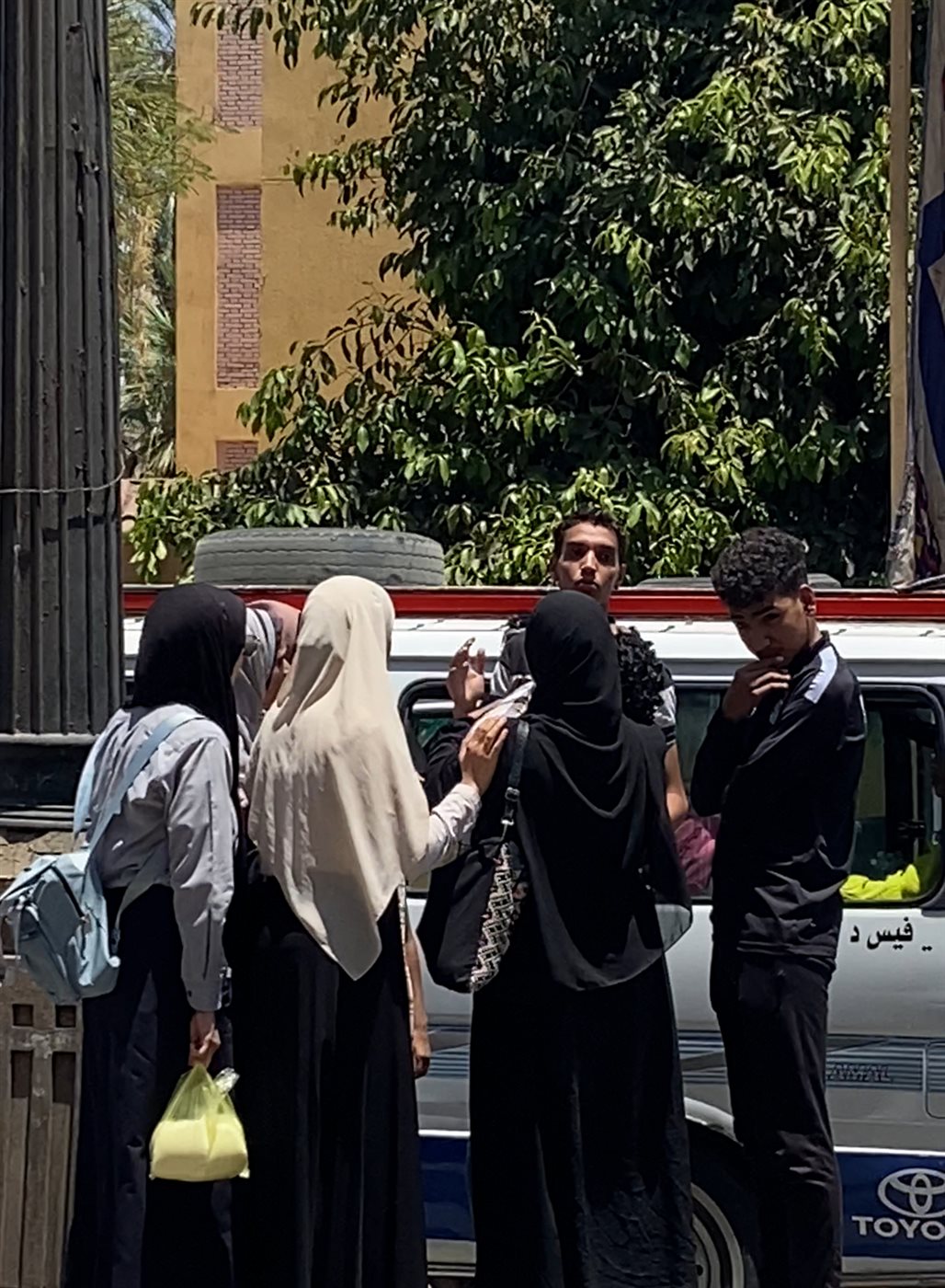 طالب ثانوي يرتمى في حضن والدتة عقب خروجة من الامتحان 