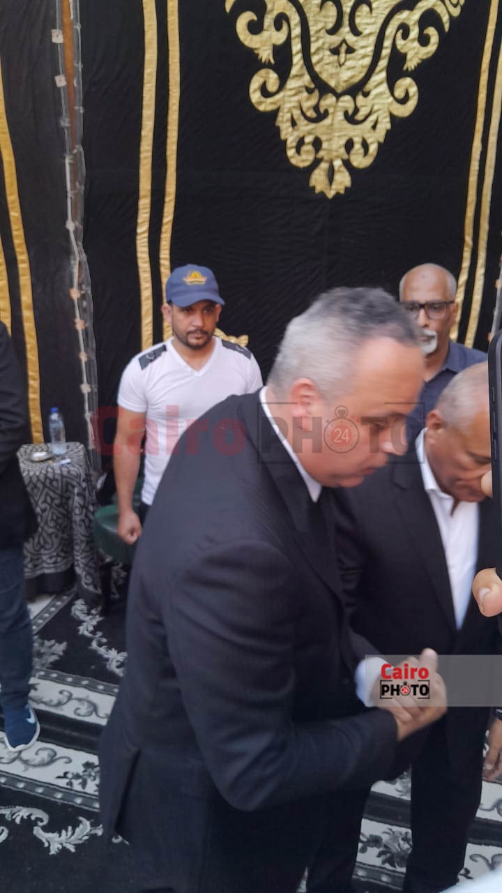 اللقطات الأولى من عزاء والد الفنان تامر عبد المنعم بـ مسجد عمر مكرم