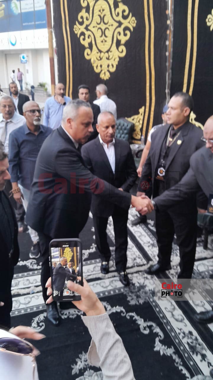 اللقطات الأولى من عزاء والد الفنان تامر عبد المنعم بـ مسجد عمر مكرم