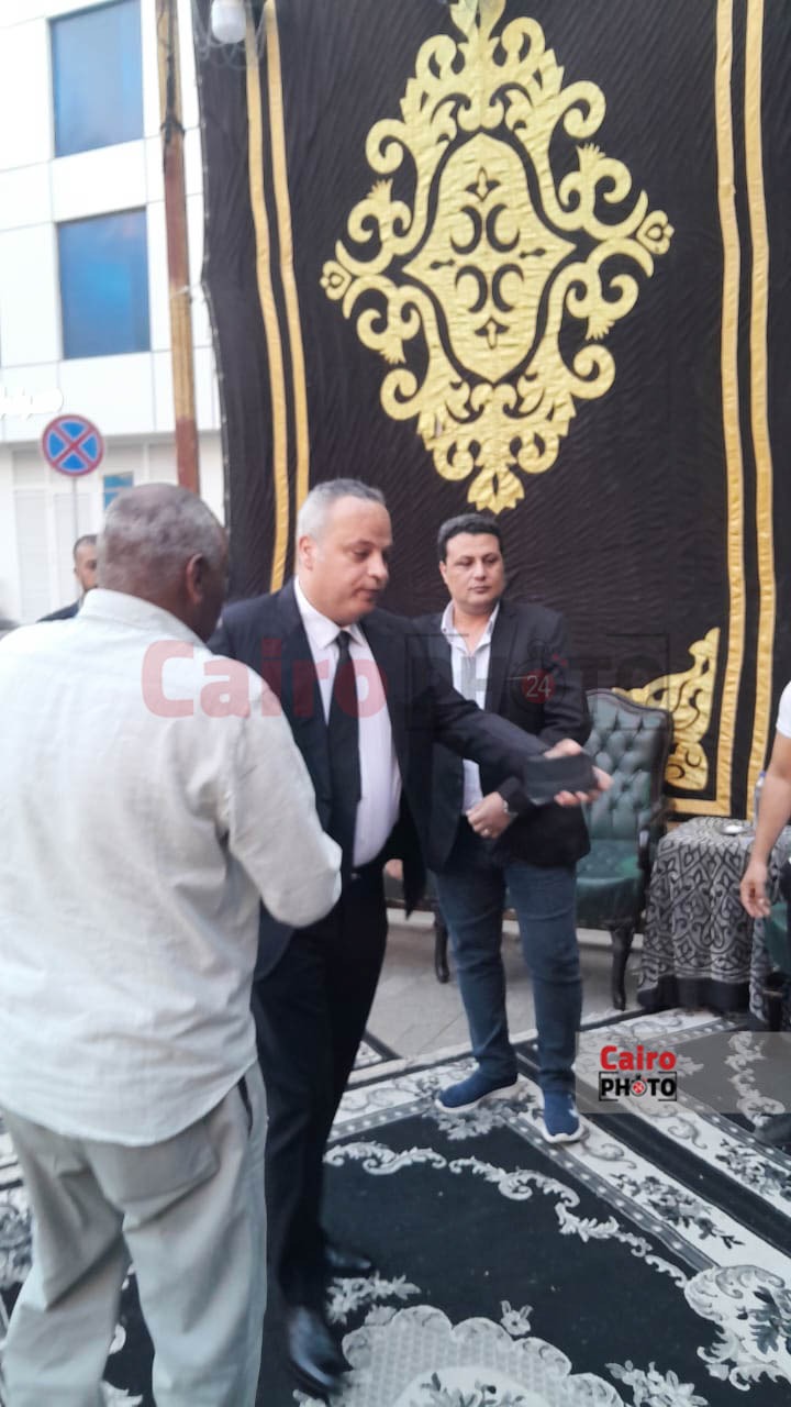 اللقطات الأولى من عزاء والد الفنان تامر عبد المنعم بـ مسجد عمر مكرم