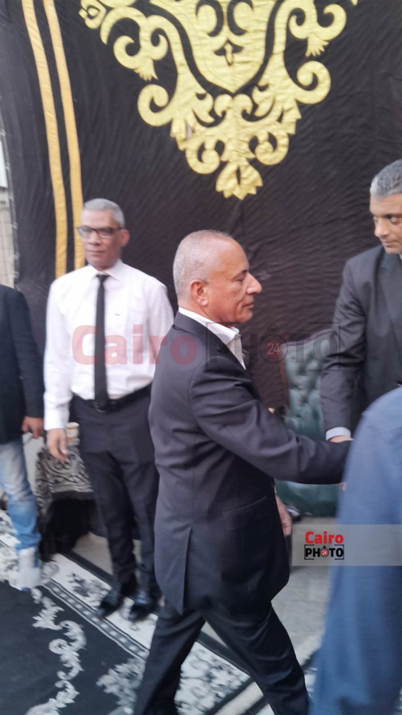 اللقطات الأولى من عزاء والد الفنان تامر عبد المنعم بـ مسجد عمر مكرم