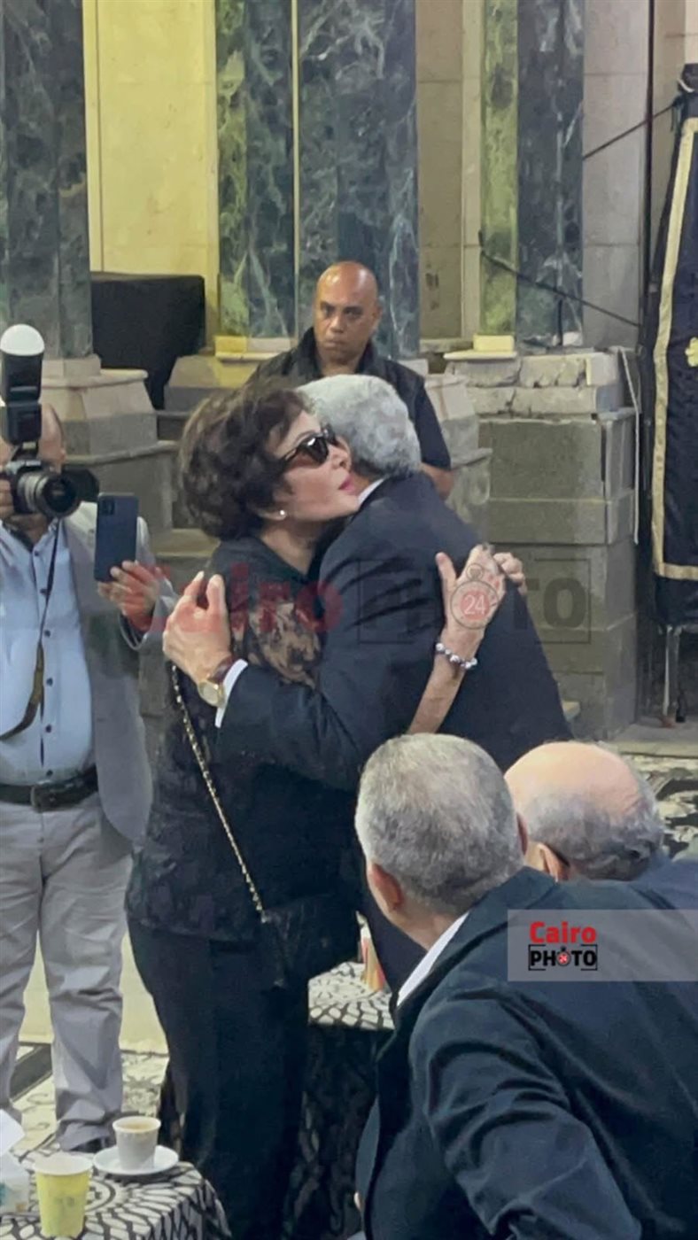 نجوم الفن والإعلام في عزاء والد الفنان تامر عبدالمنعم