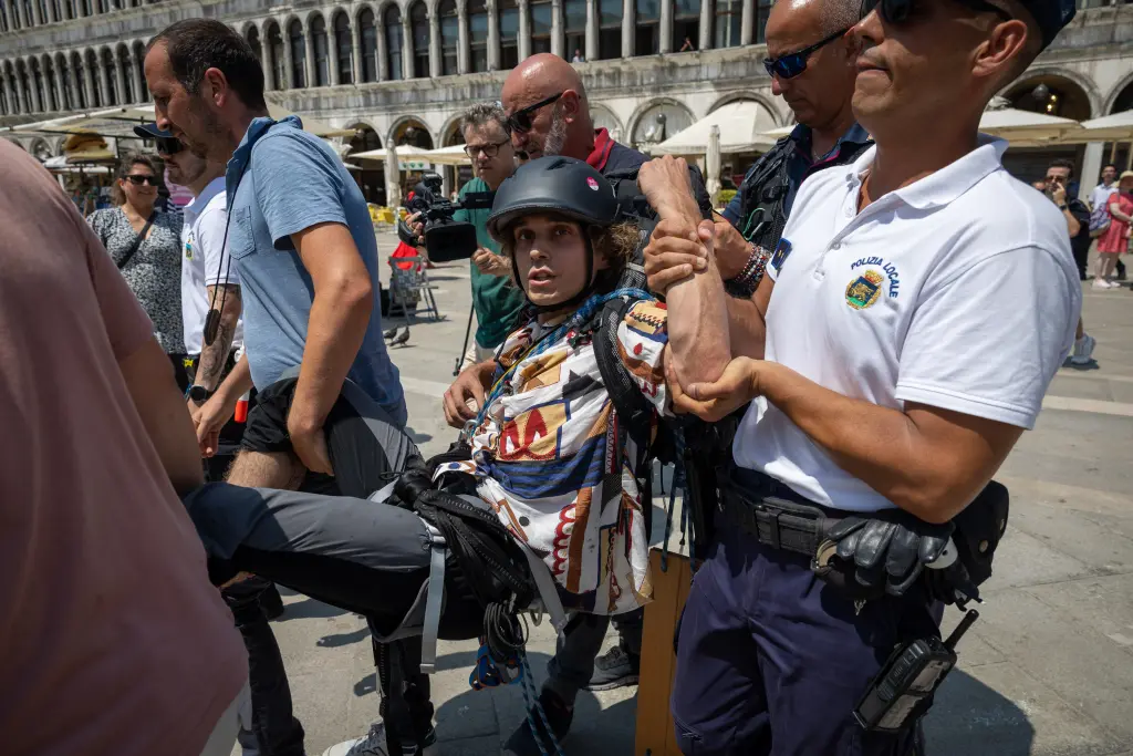 احتجاجات غاضبة ترافق حفل زفاف جيف بيزوس