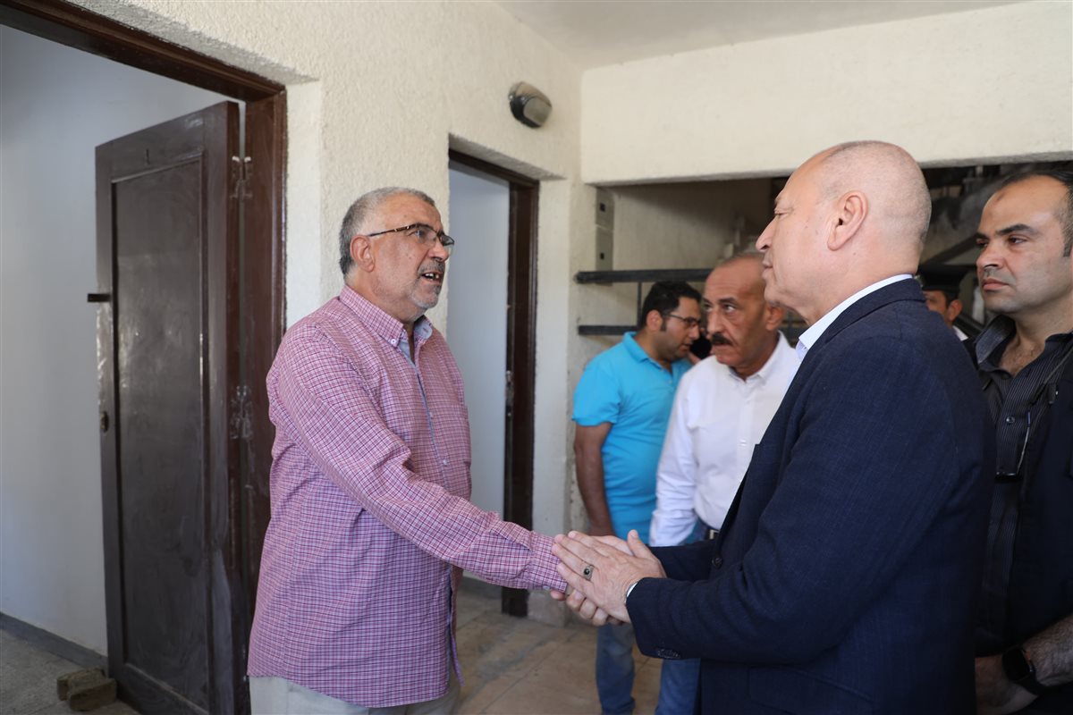 محافظ القاهرة يزور الأسر المتضررة من انهيار عقاري حدائق القبة بعد تسكينهم بوحدات بديلة