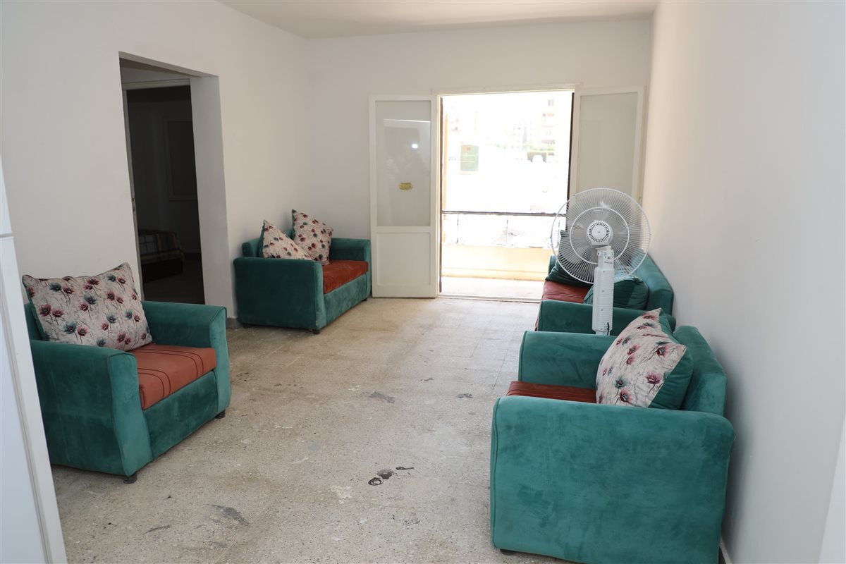 محافظ القاهرة يزور الأسر المتضررة من انهيار عقاري حدائق القبة بعد تسكينهم بوحدات بديلة