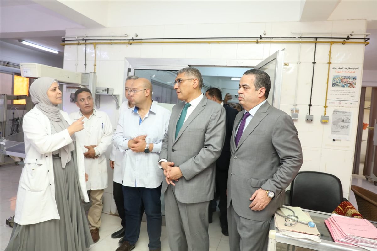 محافظ الجيزة خلال الجولة