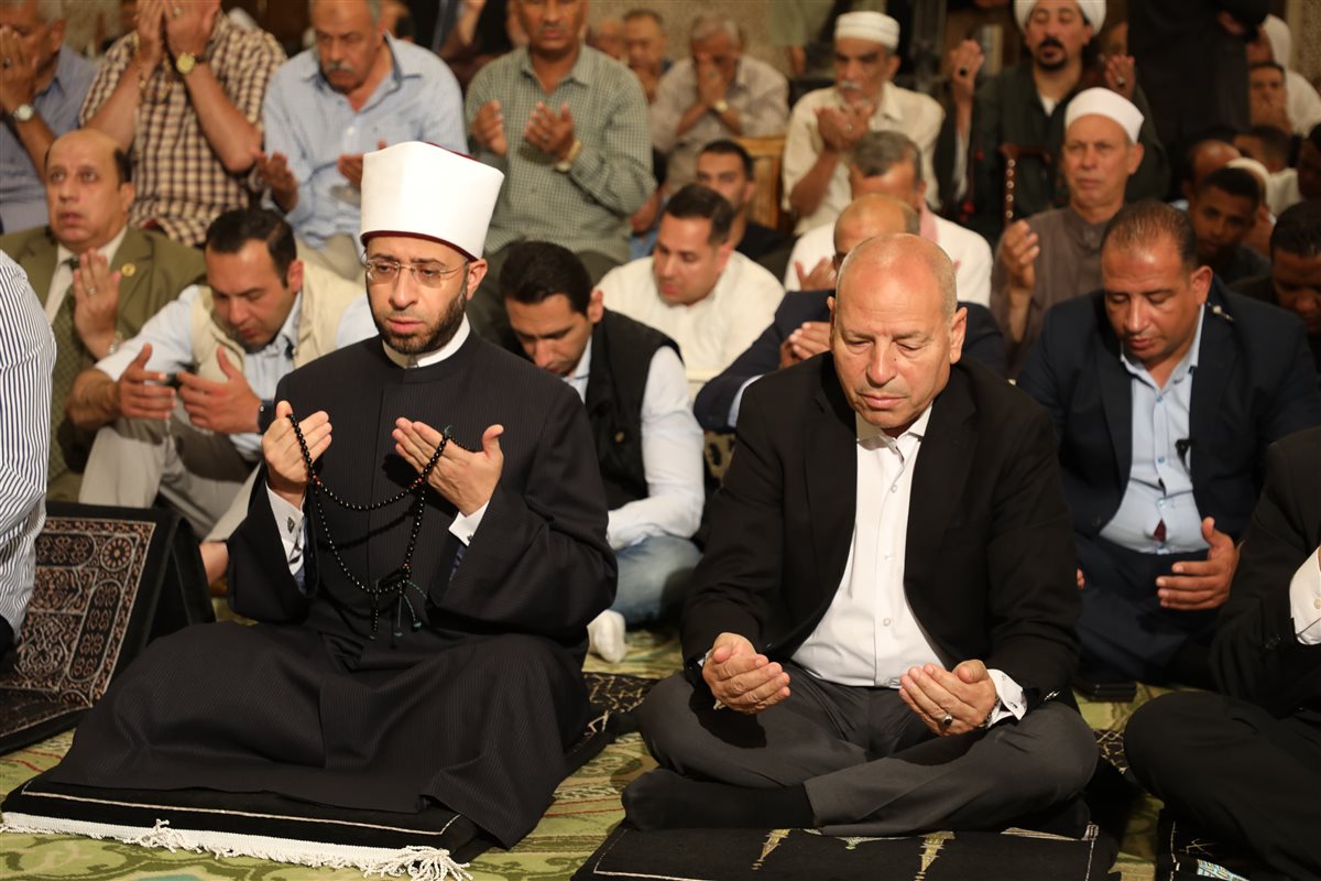 ووزيرا الأوقاف والعمل محافظ القاهرة يؤدون الجمعة ويحتفلون بالعام الهجري بمسجد السيدة نفيسة