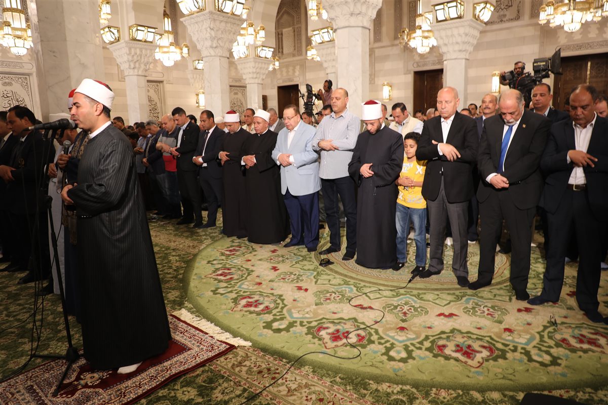 ووزيرا الأوقاف والعمل محافظ القاهرة يؤدون الجمعة ويحتفلون بالعام الهجري بمسجد السيدة نفيسة