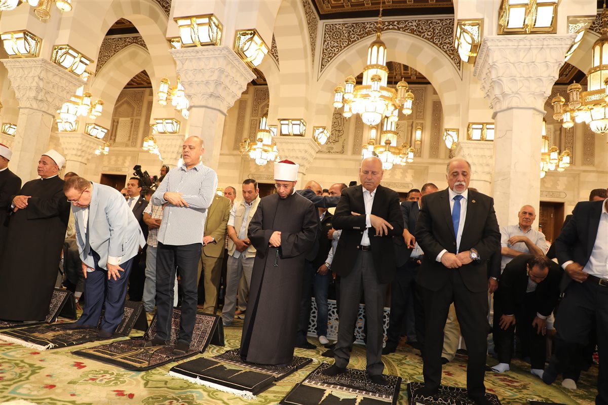 ووزيرا الأوقاف والعمل محافظ القاهرة يؤدون الجمعة ويحتفلون بالعام الهجري بمسجد السيدة نفيسة
