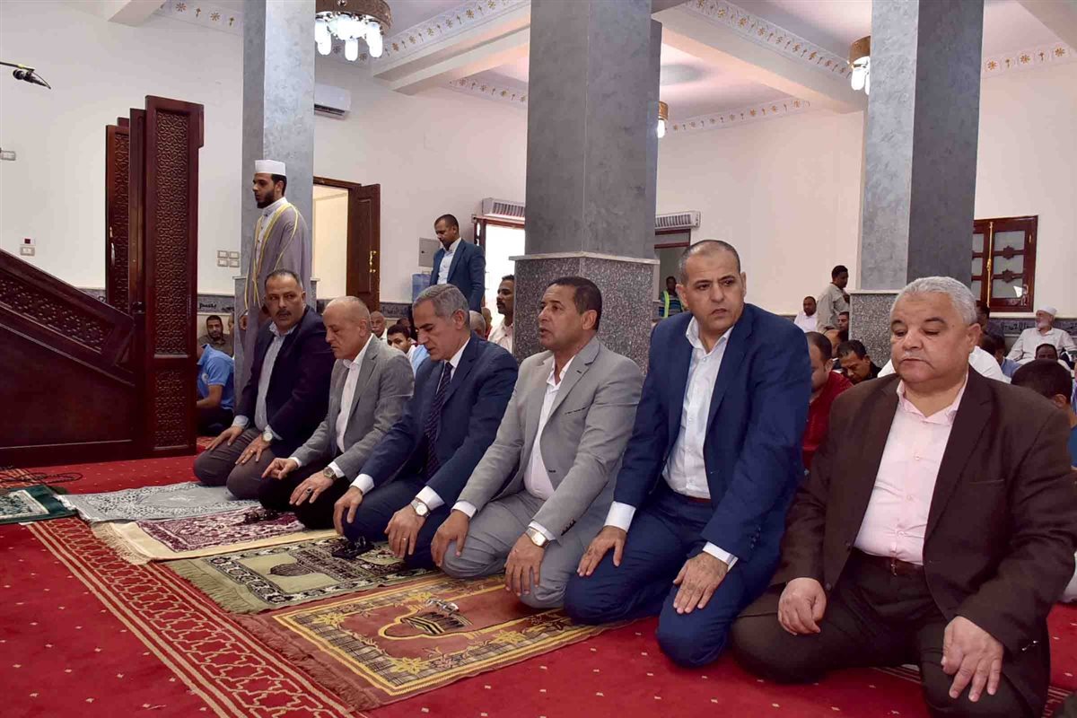 محافظ الأقصر يؤدي صلاة الجمعة