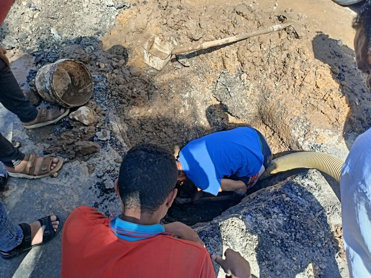 اصلاح تسريب لخط مياة بميدان صلاح الدين بالأقصر