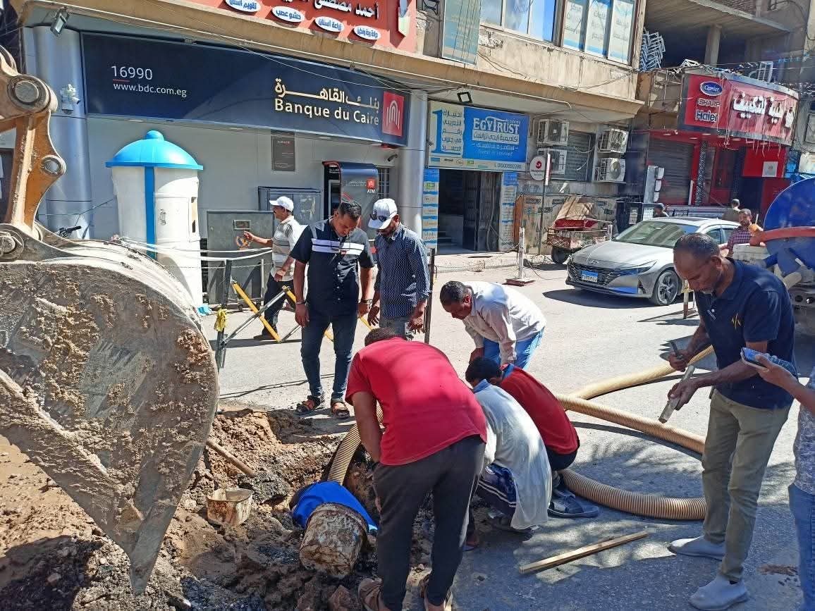 اصلاح تسريب لخط مياة بميدان صلاح الدين بالأقصر