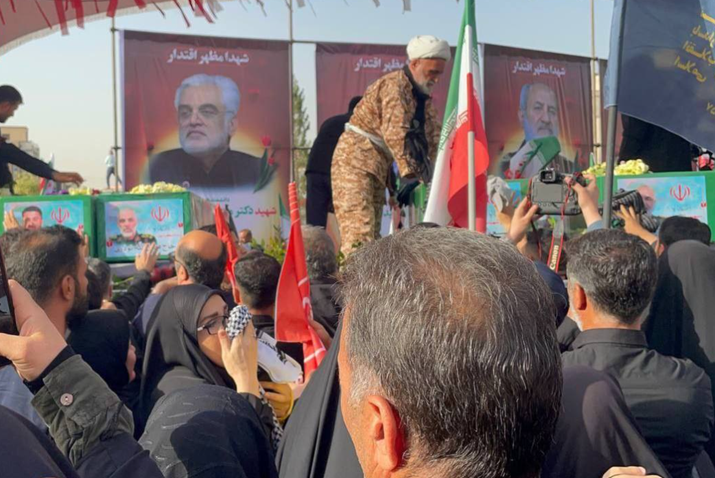 الإيرانيون يشيعون القادة والعلماء النوويين