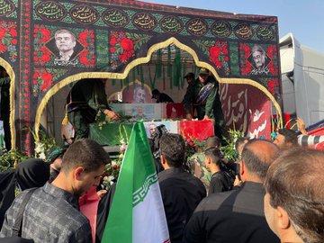 الإيرانيون يشيعون القادة والعلماء النوويين