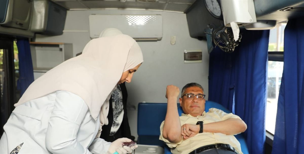 محافظ الجيزة يشارك في حملة التبرع بالدم