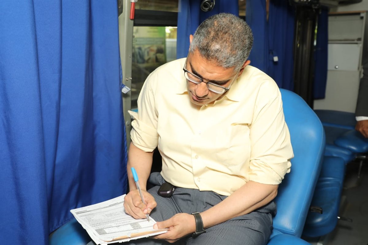 محافظ الجيزة يشارك في حملة التبرع بالدم