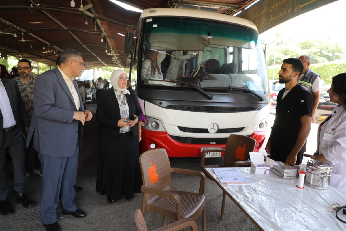 محافظ الجيزة يشارك في حملة التبرع بالدم