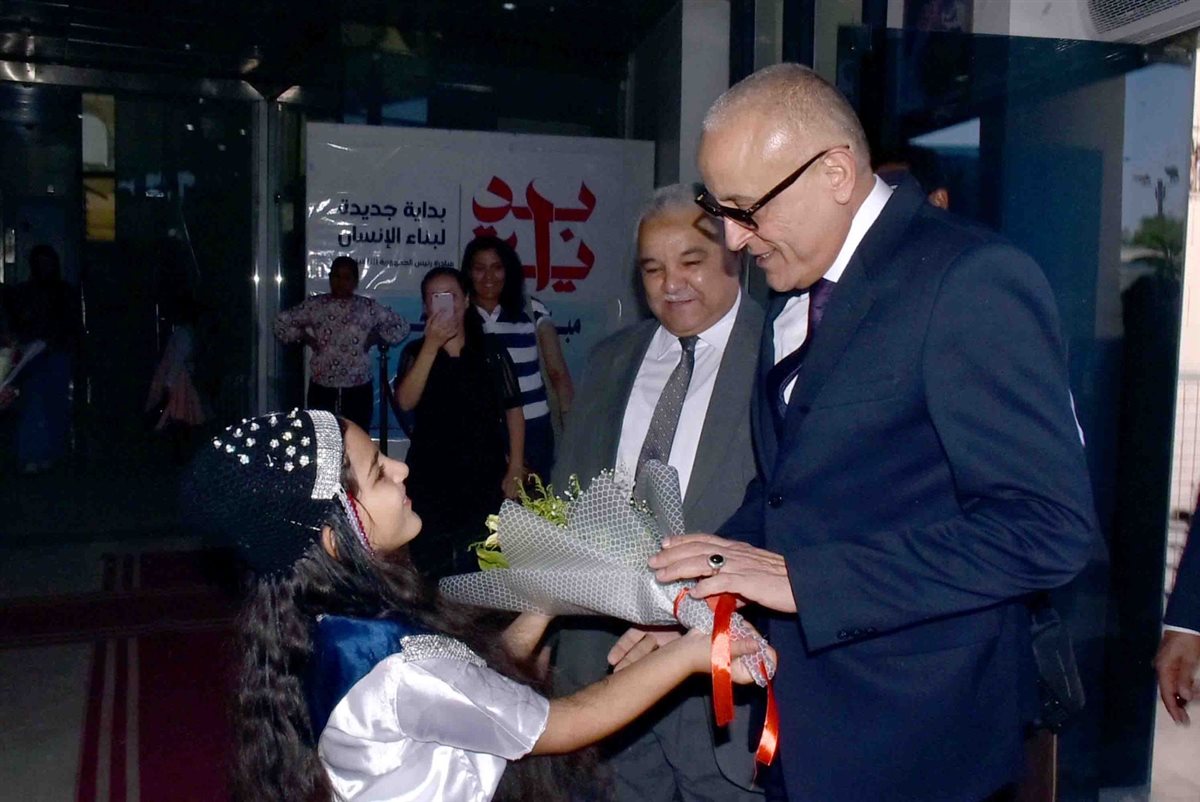 محافظ الأقصر يكرم اوائل الشهادة الاعدادية بالأقصر