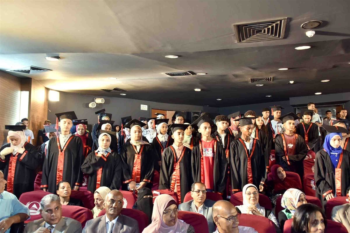 محافظ الأقصر يكرم اوائل الشهادة الاعدادية بالأقصر