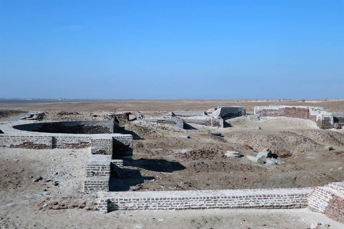 <strong>ترميم المنشآت الأثرية بمدينة الفرما</strong>