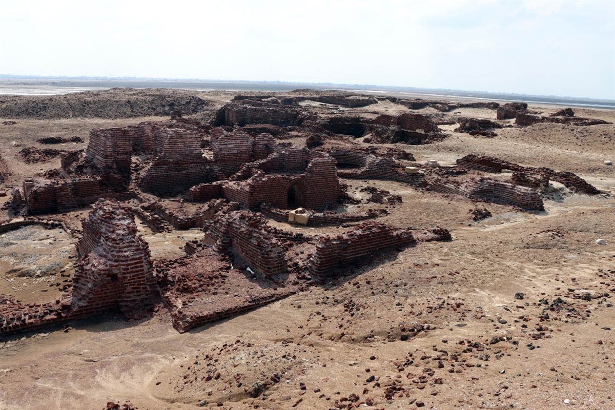 <strong>ترميم المنشآت الأثرية بمدينة الفرما</strong>