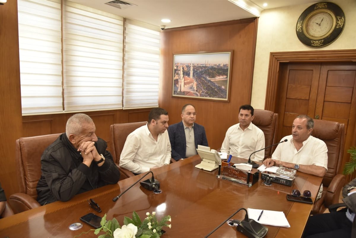 أبو علي يحضر اجتماع وزير الرياضة ومحافظ بورسعيد لمناقشة مشروع نادي المصري الجديد