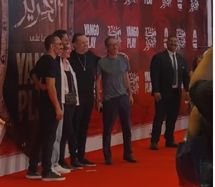 كريم محمود عبد العزيز يحتفل بانطلاق مسلسله مملكة الحرير وشقيقه محمد يسانده