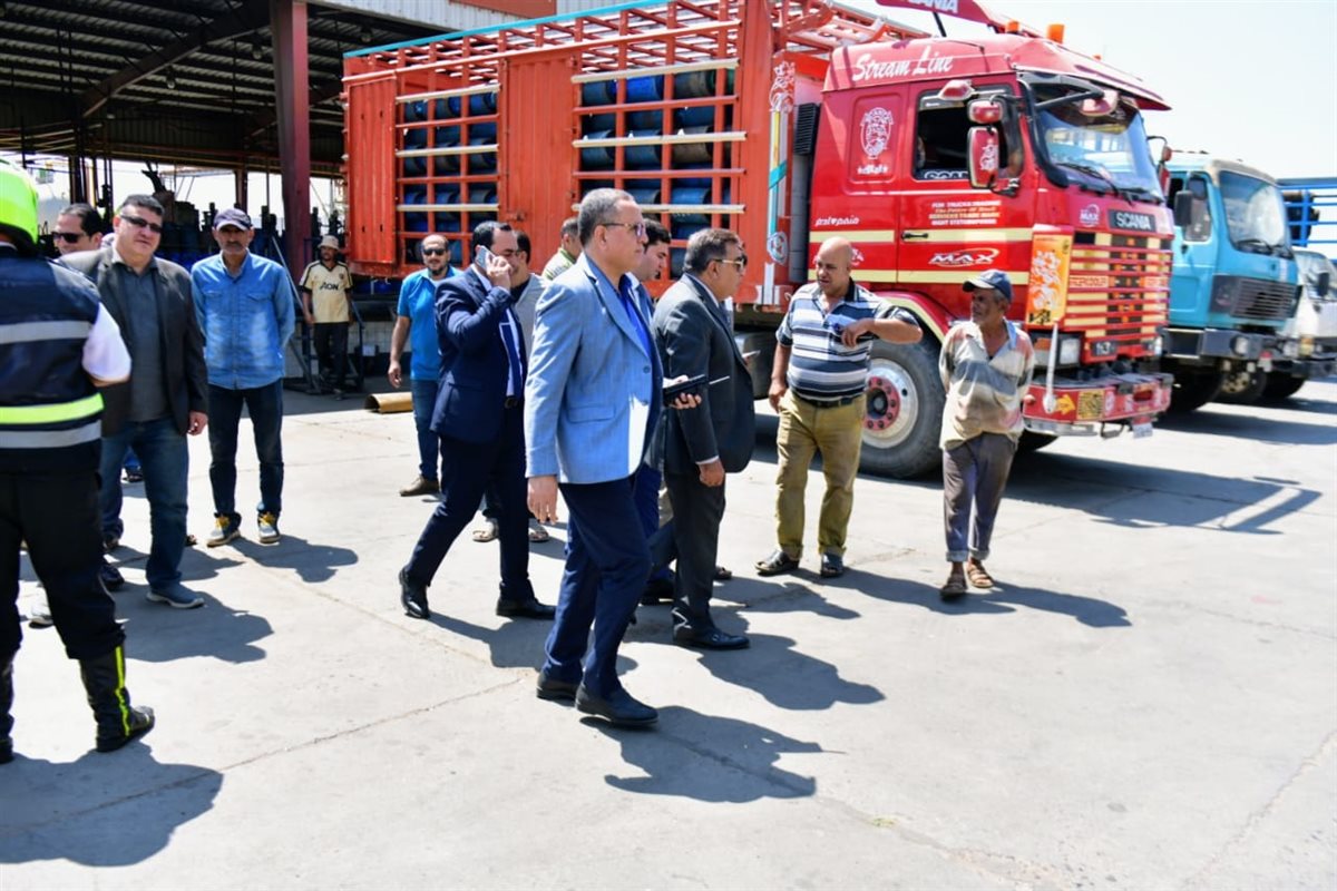 محافظ الدقهلية يفاجئ محطة غاز بسنديلة ويضبط تلاعبًا في أوزان الأسطوانات