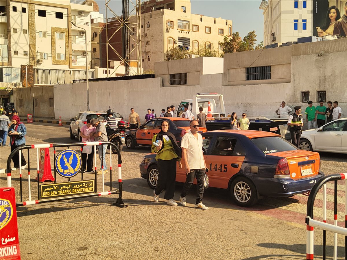 توافد الطلاب على لجان الثانوية العامة بالغردقة 