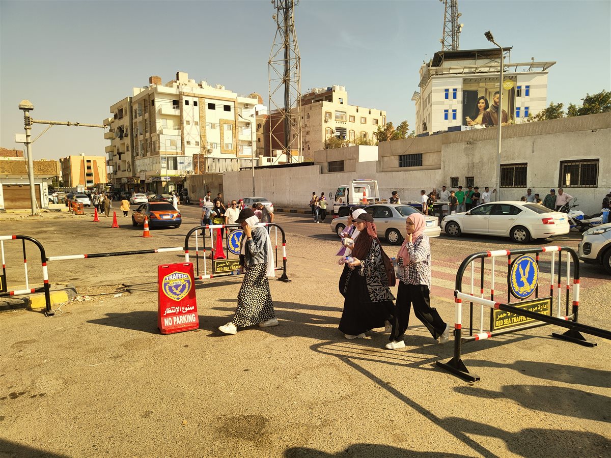 توافد الطلاب على لجان الثانوية العامة بالغردقة 