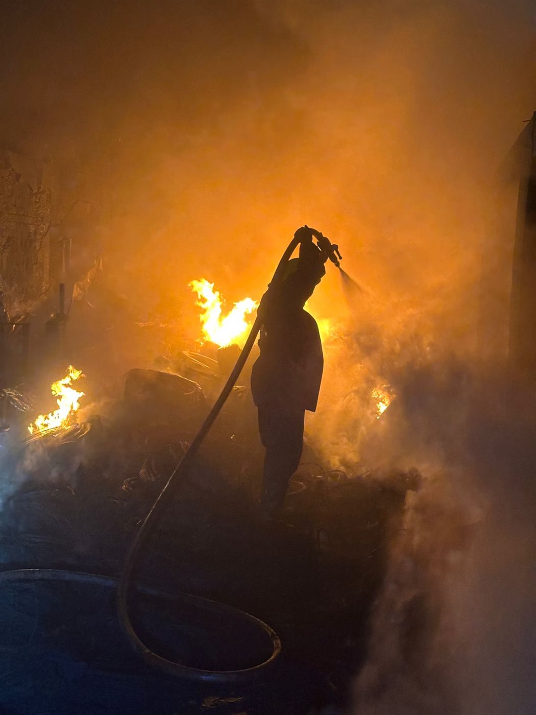 جانب من حريق مخزن روماني للإطارات السيارات