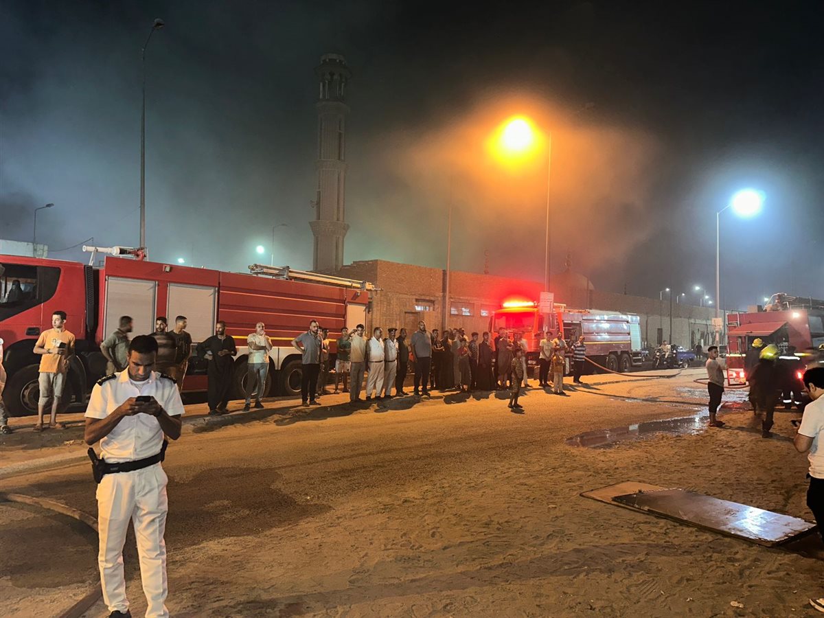 جانب من حريق مخزن روماني للإطارات السيارات