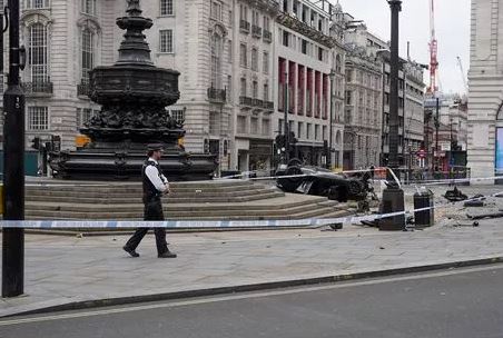 انقلاب سيارة واصطدامها بأحد أشهر المعالم في لندن