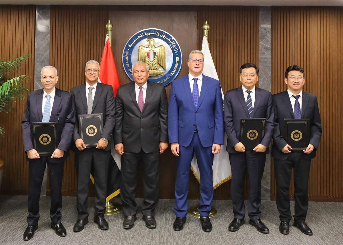 جانب من التوقيع