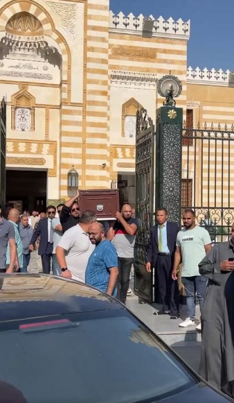 ظهور مؤثر لـ هشام إسماعيل في جنازة والدته |صور