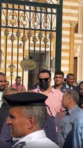 ظهور مؤثر لـ هشام إسماعيل في جنازة والدته |صور