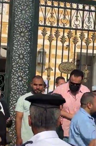 ظهور مؤثر لـ هشام إسماعيل في جنازة والدته |صور