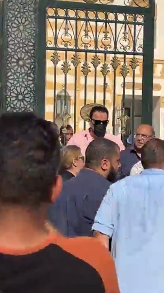 ظهور مؤثر لـ هشام إسماعيل في جنازة والدته |صور