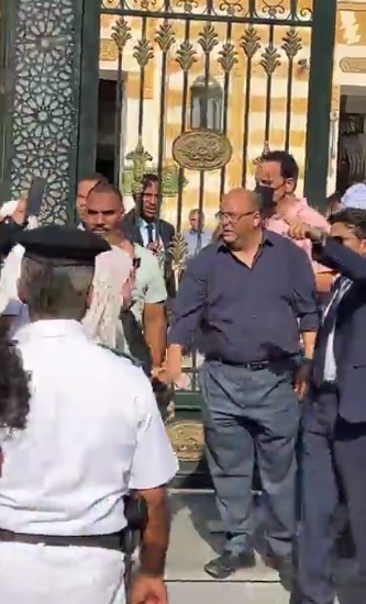 ظهور مؤثر لـ هشام إسماعيل في جنازة والدته |صور