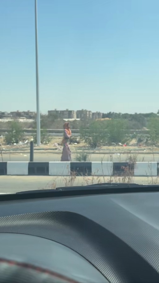 الفتاة بعد تعدي العامل عليها بالضرب 