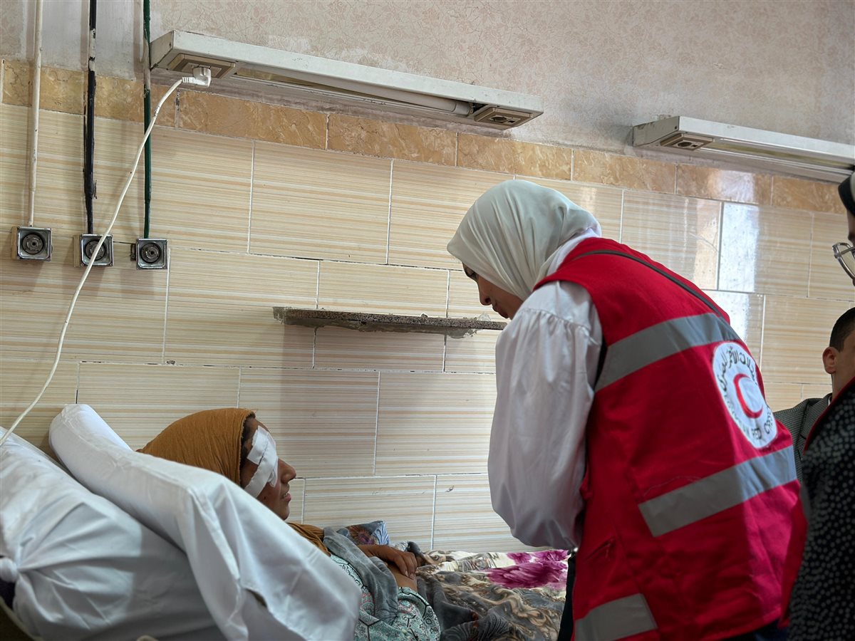 الهلال الأحمر يقدم الدعم لمصابات وأسر ضحايا حادث المنوفية