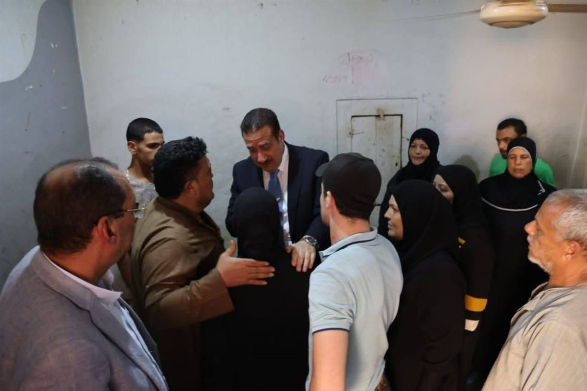 محافظ المنوفية يقدم واجب العزاء لوالد سائق الميكروباص في حادث الطريق الإقليمي