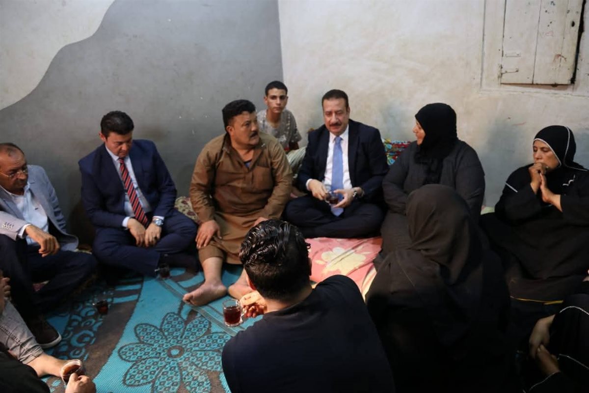 محافظ المنوفية يقدم واجب العزاء لوالد سائق الميكروباص في حادث الطريق الإقليمي