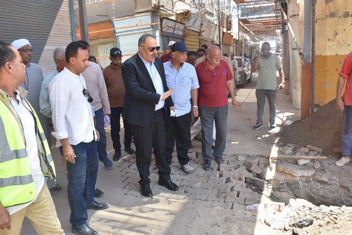 رئيس شركة مياه الاقصر يتابع إحلال الشبكات بإسنا 