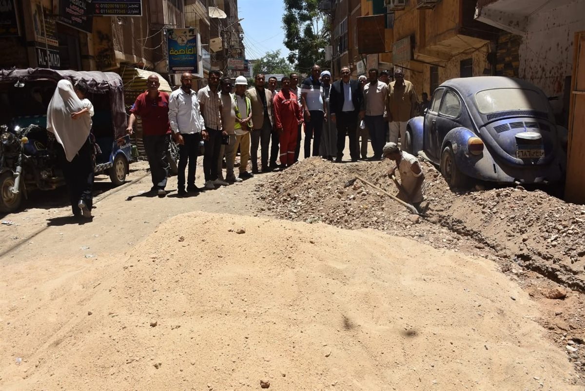 رئيس شركة مياه الاقصر يتابع إحلال الشبكات بإسنا 