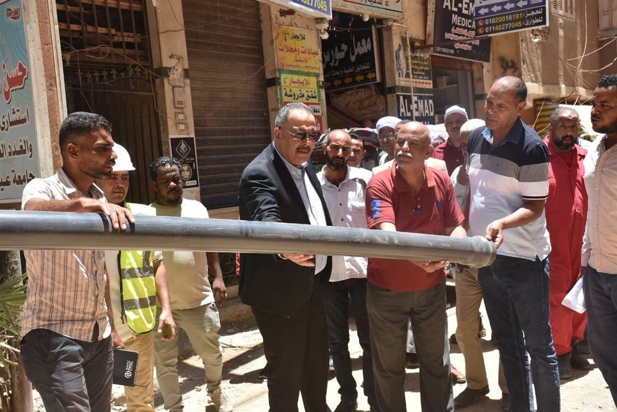 رئيس شركة مياه الاقصر يتابع إحلال الشبكات بإسنا 