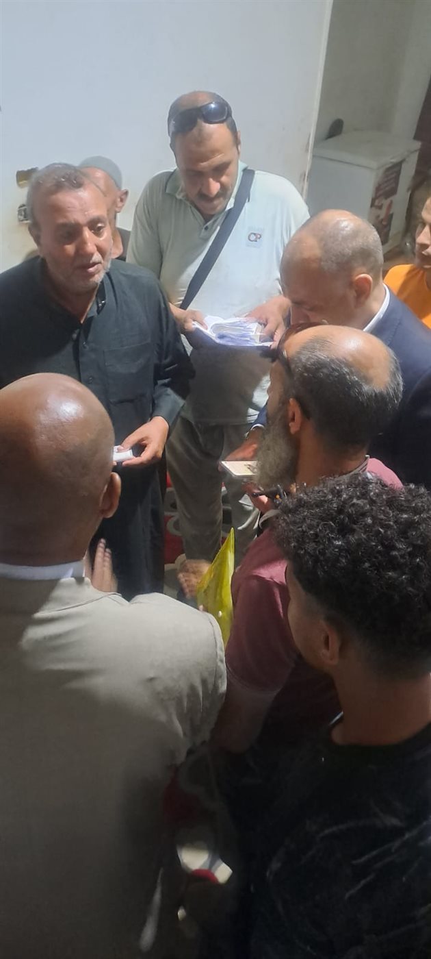 تسليم شيكات التعويضات لأسر ضحايا حادث المنوفية