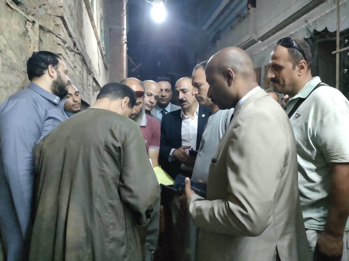 تسليم شيكات التعويضات لأسر ضحايا حادث المنوفية