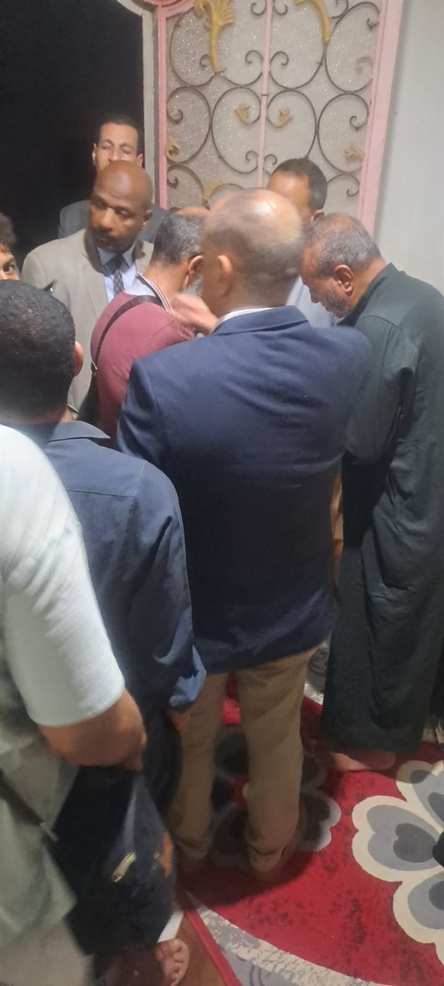 تسليم شيكات التعويضات لأسر ضحايا حادث المنوفية